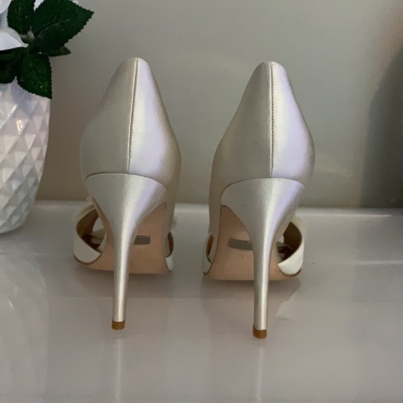 Badgley Mischka Ginseng Satin Peep-Toe Ivory Pumps - Picture 10 of 12